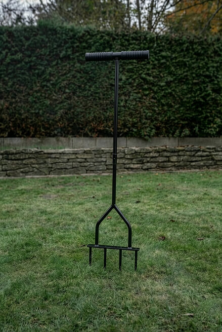 Malé aerifikační vidle s plnými hroty