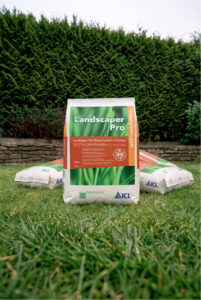Hnojivo-ICL-Landscaper-PRO-Weed-Control-Fertilizer-22-05-05-24D-Dicamba-15kg.jpg